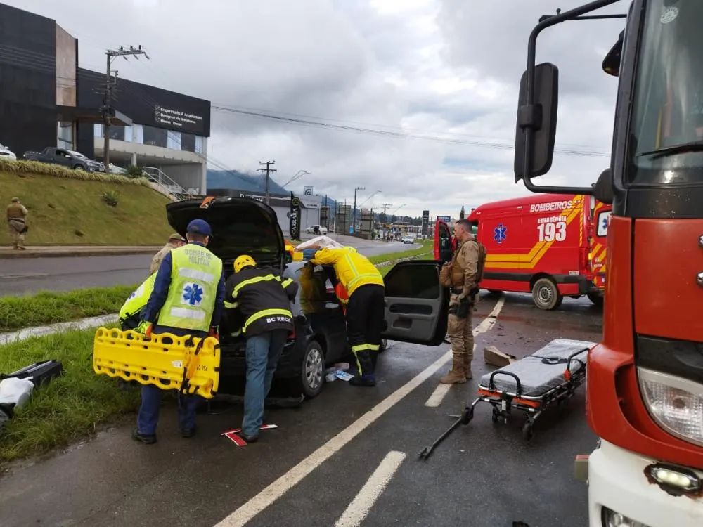 Motorista fica preso às ferragens de carro após batida na BR-470, em Rio do Sul