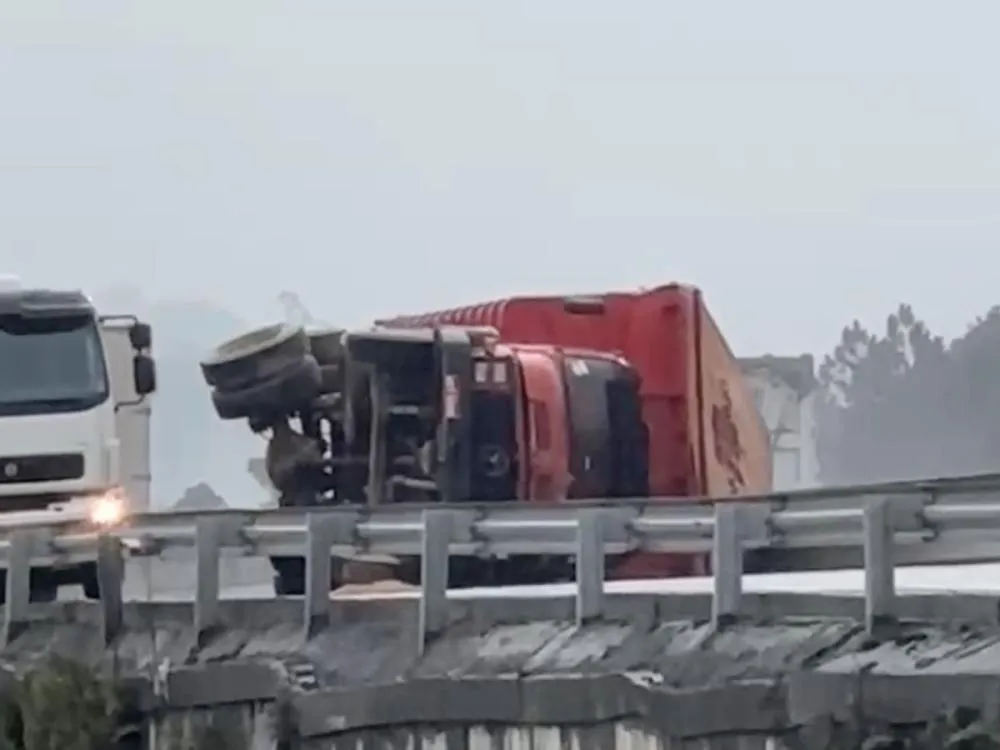 Acidente na BR-470 deixa trânsito lento após caminhão tombar em Gaspar