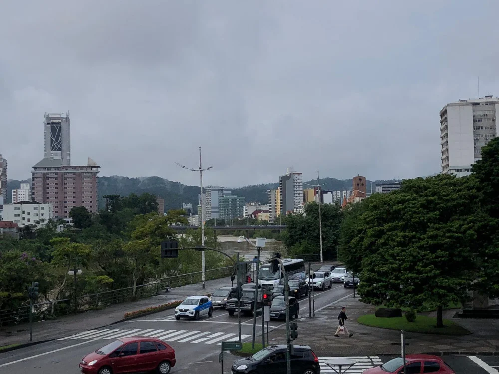 Julho começa com frio e céu nublado em Blumenau 