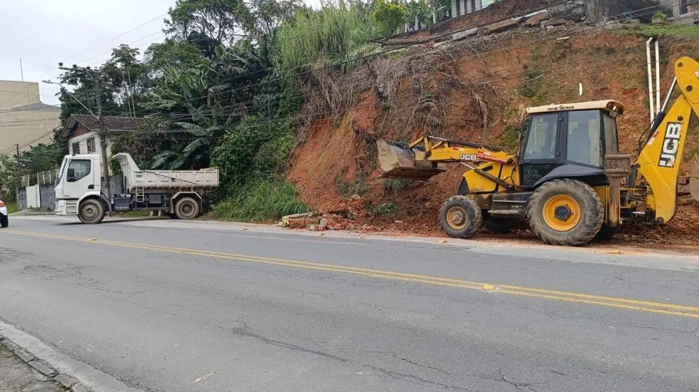 Deslizamento de terra é registrado na Rua 25 de Julho em Blumenau