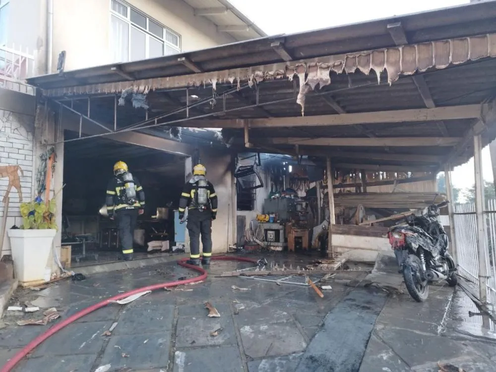 Botijão de gás pega fogo e garagem é tomada pelas chamas em Rio do Sul