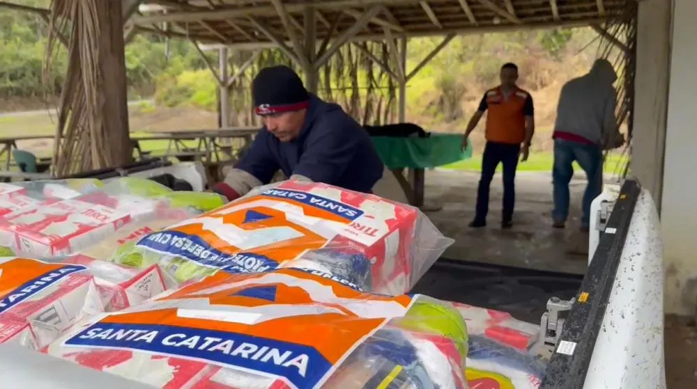 Cestas básicas são entregues a indígenas no entorno da Barragem Norte, em José Boiteux, em cumprimento de acordo