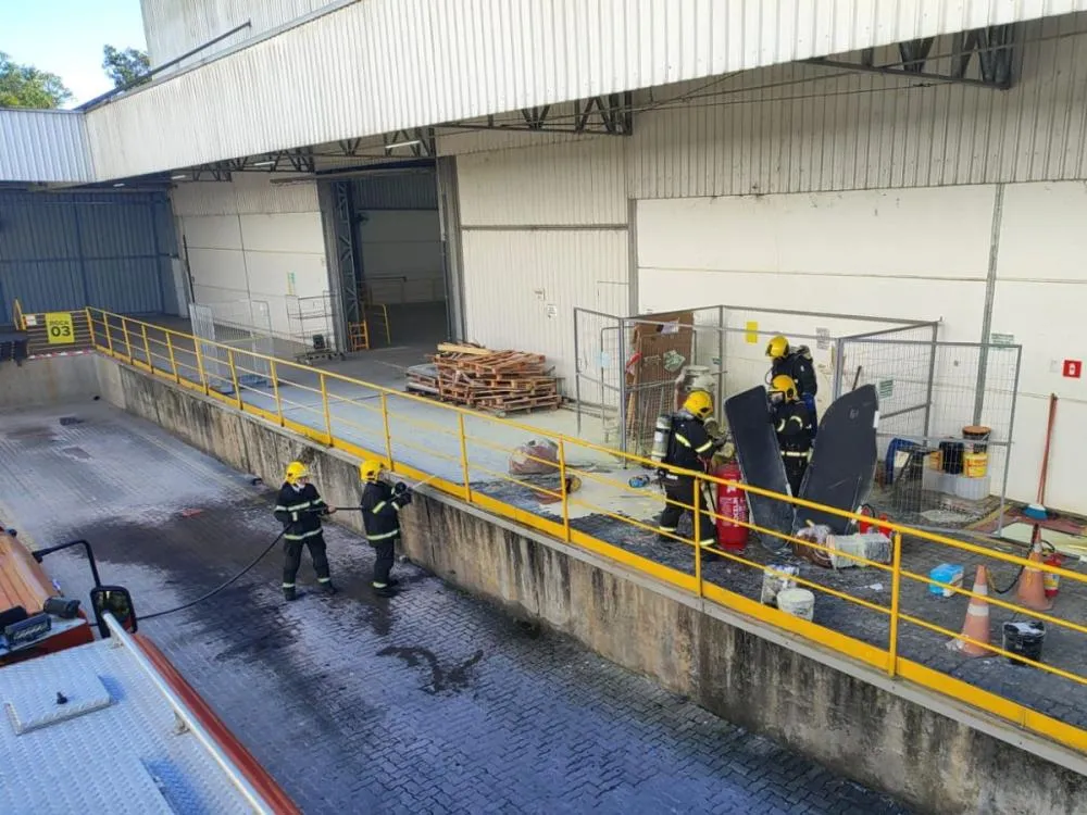 Vapor tóxico após reação química mobiliza bombeiros em galpão de Gaspar