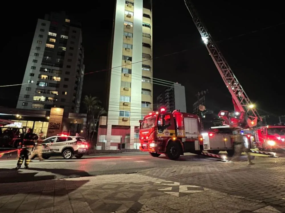 Vídeo: Apartamento pega fogo na Rua São Paulo, em Blumenau, e mobiliza Corpo de Bombeiros