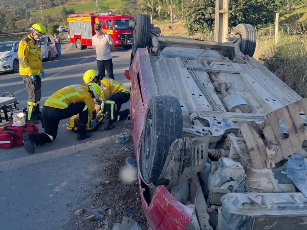 Homem fica ferido após capotar o carro em Pouso Redondo