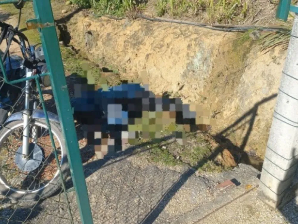 Corpo com marcas de tiros é encontrado ao lado de motocicleta em Brusque
