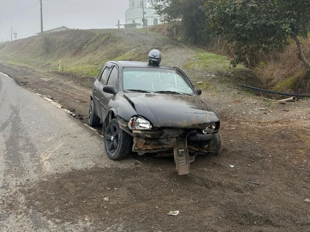 Dois jovens ficam feridos após carro sair da pista em Agrolândia