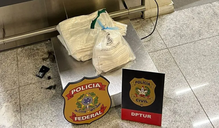 Homem é preso com cocaína presa ao corpo ao tentar embarcar para a França no aeroporto de Florianópolis
