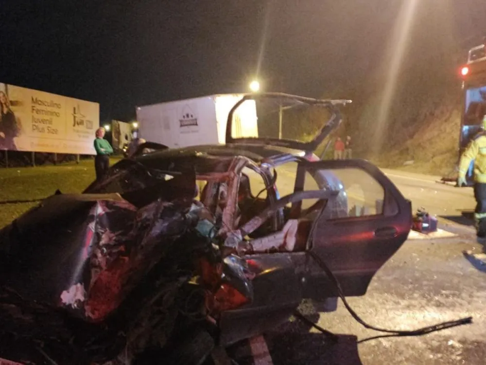 Batida entre caminhão, carro e moto deixa três pessoas feridas em Brusque