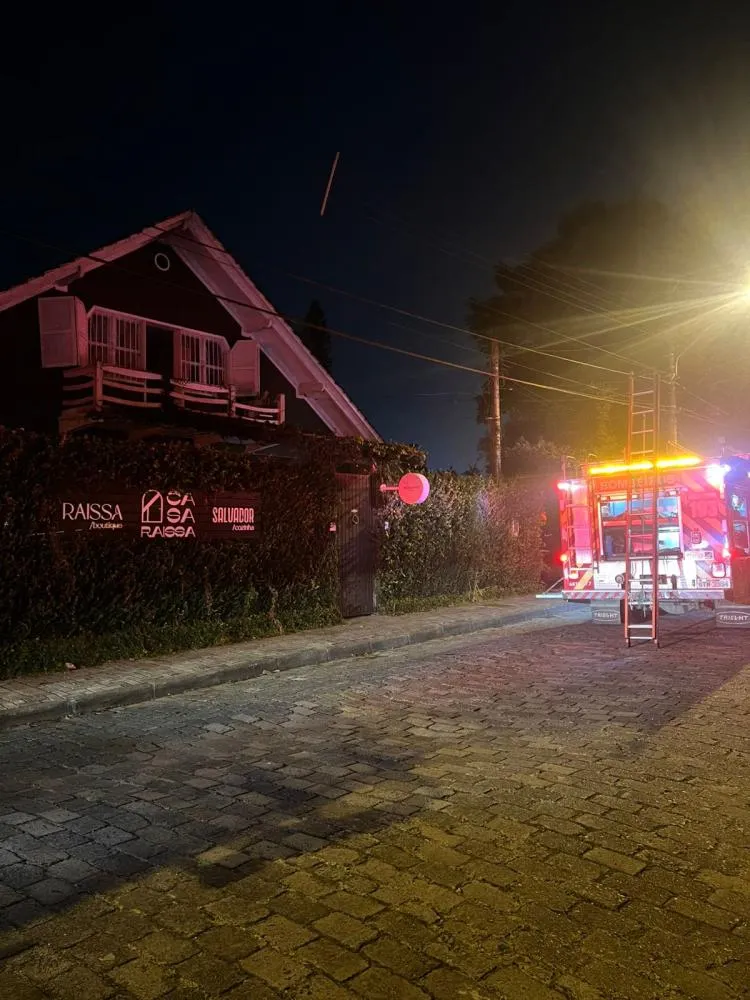 Fogo atinge imóvel em Blumenau durante a madrugada