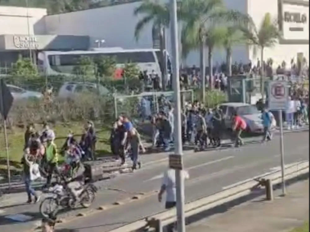 'Ouvi um barulho como de avião e alguém gritou: corre', diz funcionária que estava no shopping evacuado após vazamento de gás em Blumenau