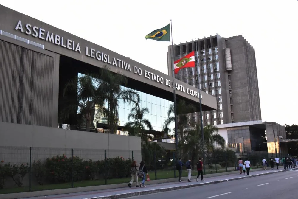 Todos os olhos voltados para a Alesc