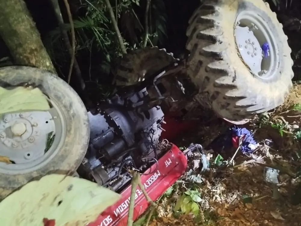 Idoso capota trator e fica preso por horas até ser resgatado em Blumenau