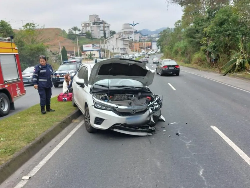Jovem se machuca após perder controle do carro e atingir poste em Blumenau