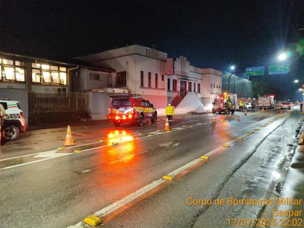 Idosa de 81 anos passa mal ao volante e se envolve em acidente em Gaspar 