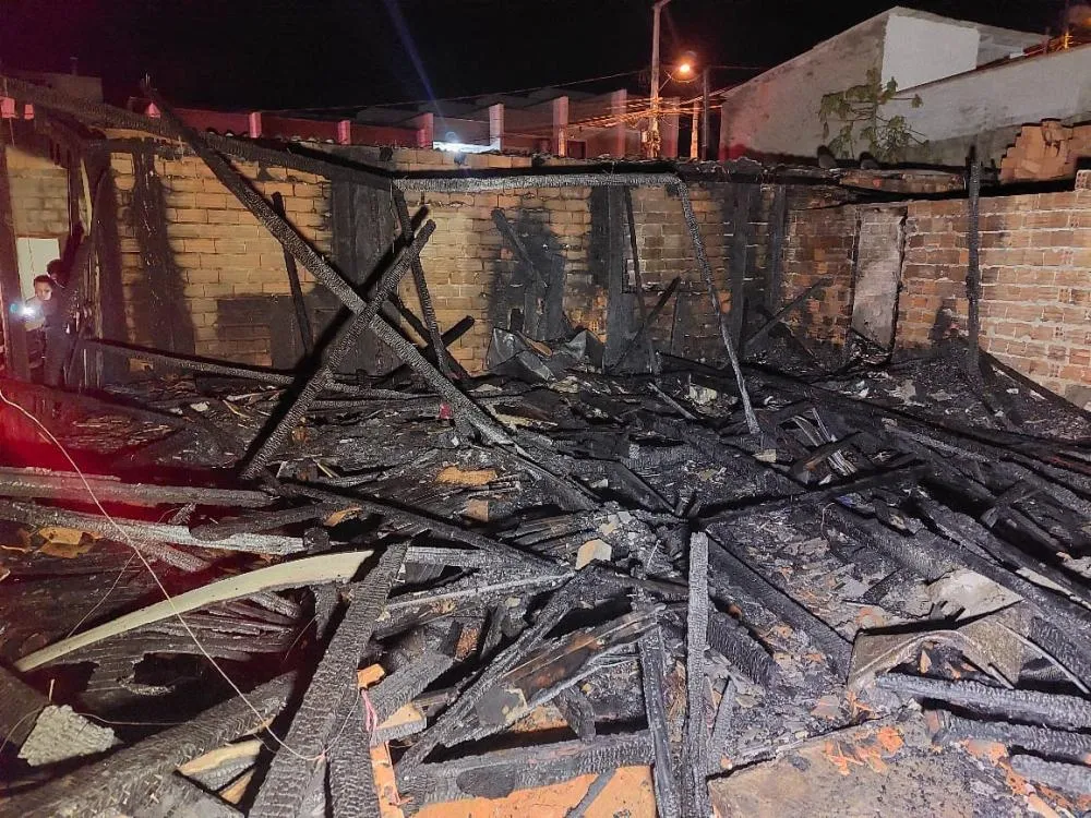 Incêndio destrói duas casas no bairro Tribess, nesta sexta-feira em Blumenau; ninguém ficou ferido