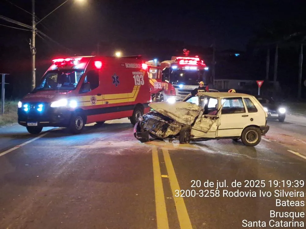  Mulher fica ferida após batida entre carro e ônibus na Rodovia Ivo Silveira, em Brusque