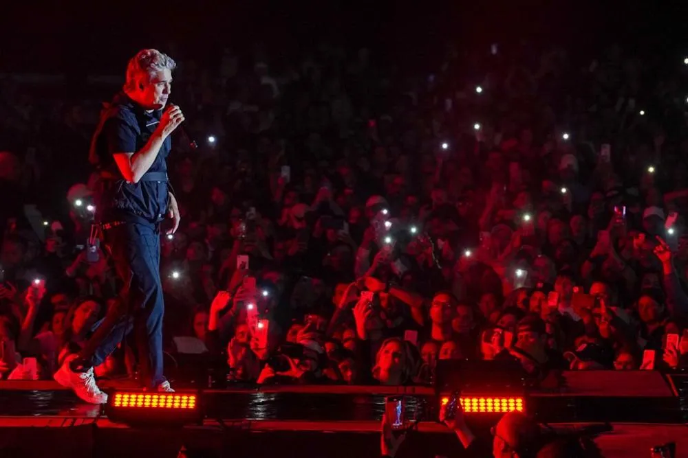 Jota Quest reúne mais de 100 mil pessoas em show gratuito na Praia Central de BC