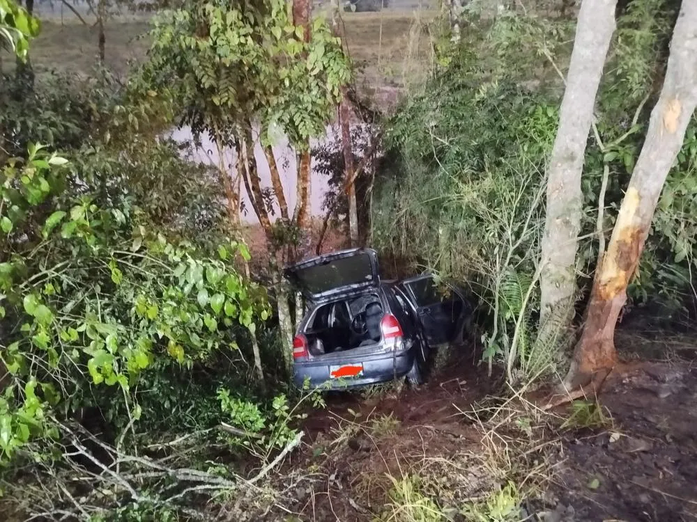 Homem é resgatado das ferragens após carro sair da pista e cair em barranco na SC-350, em Ituporanga