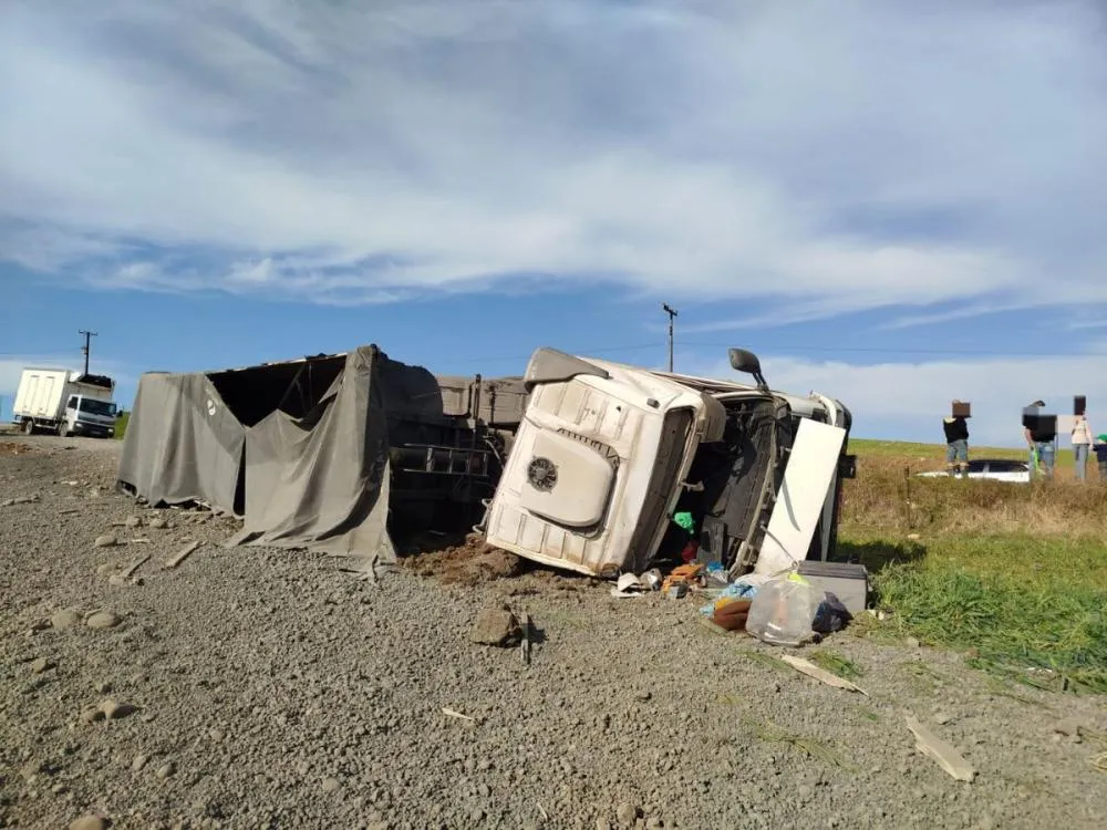 Motorista é lançado da cabine em capotamento de carreta no Alto Vale; eixo chegou a soltar com o impacto