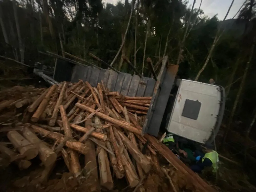 Caminhão cai em barranco e condutor fica ferido em Rio do Sul