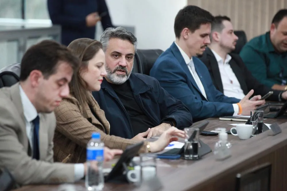 Câmara de Blumenau aprova projeto que permite publicidade nos muros de escolas em troca de segurança