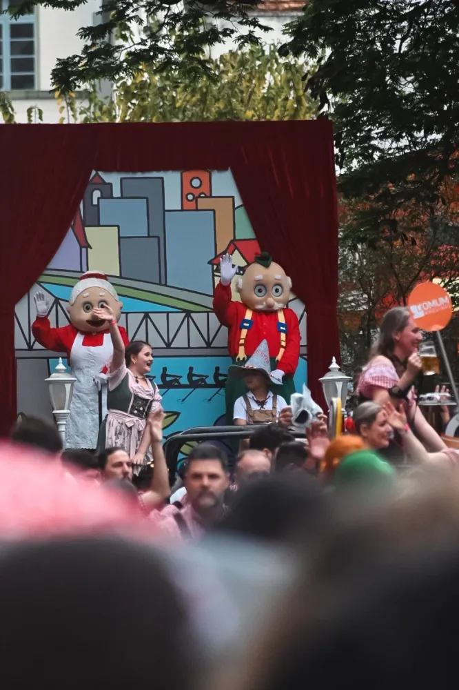 Desfiles da 40ª Oktoberfest Blumenau contarão com mais de 10 novos carros alegóricos temáticos; veja 