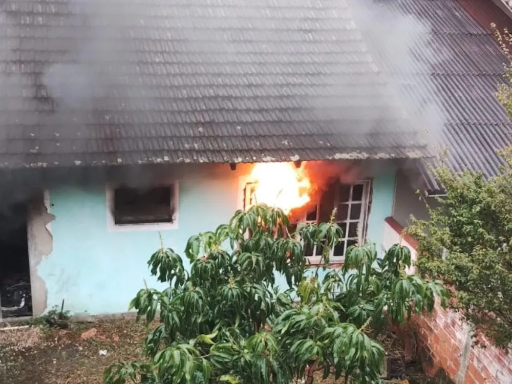 Fotos: Quarto de casa pega fogo no bairro Velha, em Blumenau, e bombeiros são chamados 