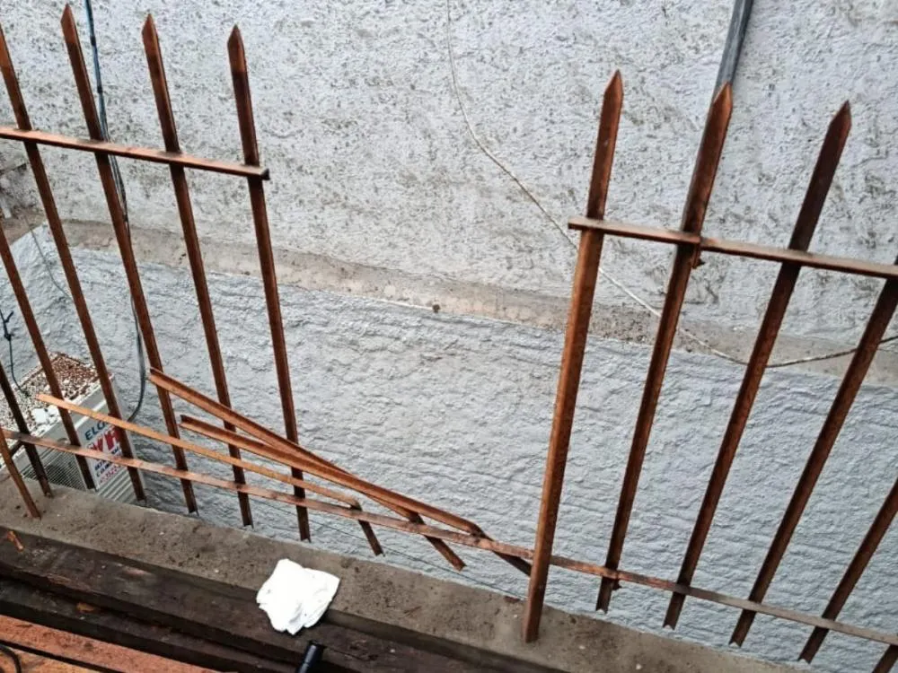 Homem cai de telhado e fica preso em grade com ferros no Alto Vale