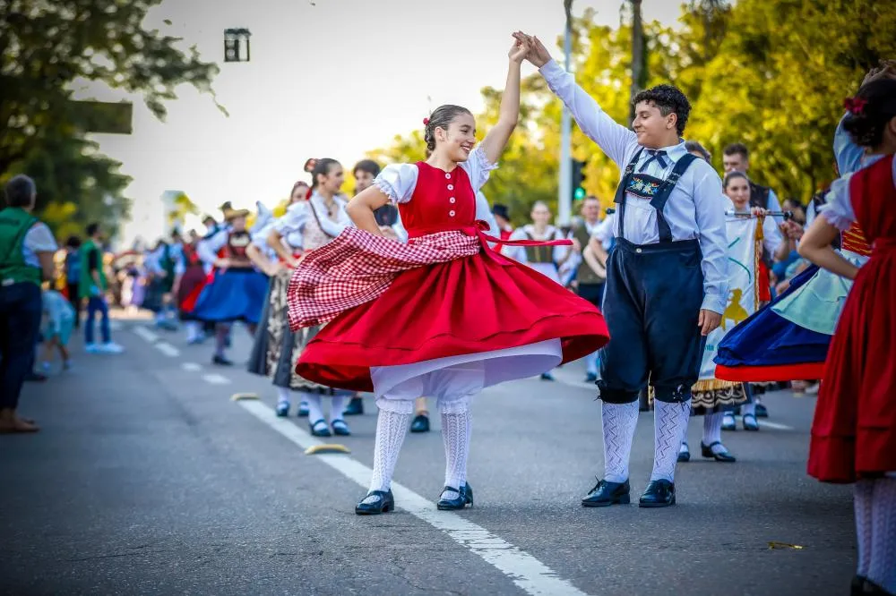 Com mais de 160 integrantes, Oktoberfest Blumenau marca presença no Festival de Dança de Joinville
