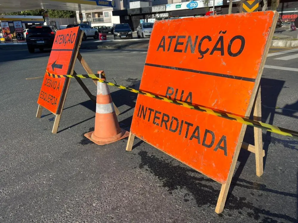 Obras interditam a Rua Divinópolis nesta terça-feira em Blumenau; veja alterações no transporte coletivo