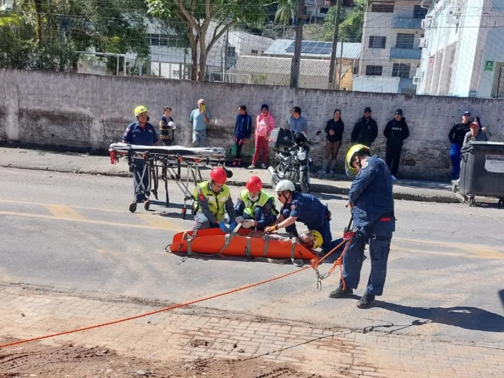 Vídeo: Trabalhador cai em vala de quatro metros e é resgatado pelos Bombeiros em Blumenau
