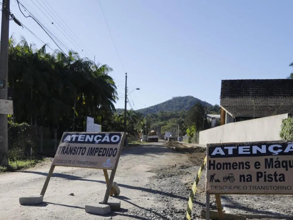 Obras de drenagem alteram trânsito na Rua Reinhold Otto, em Blumenau, até sábado