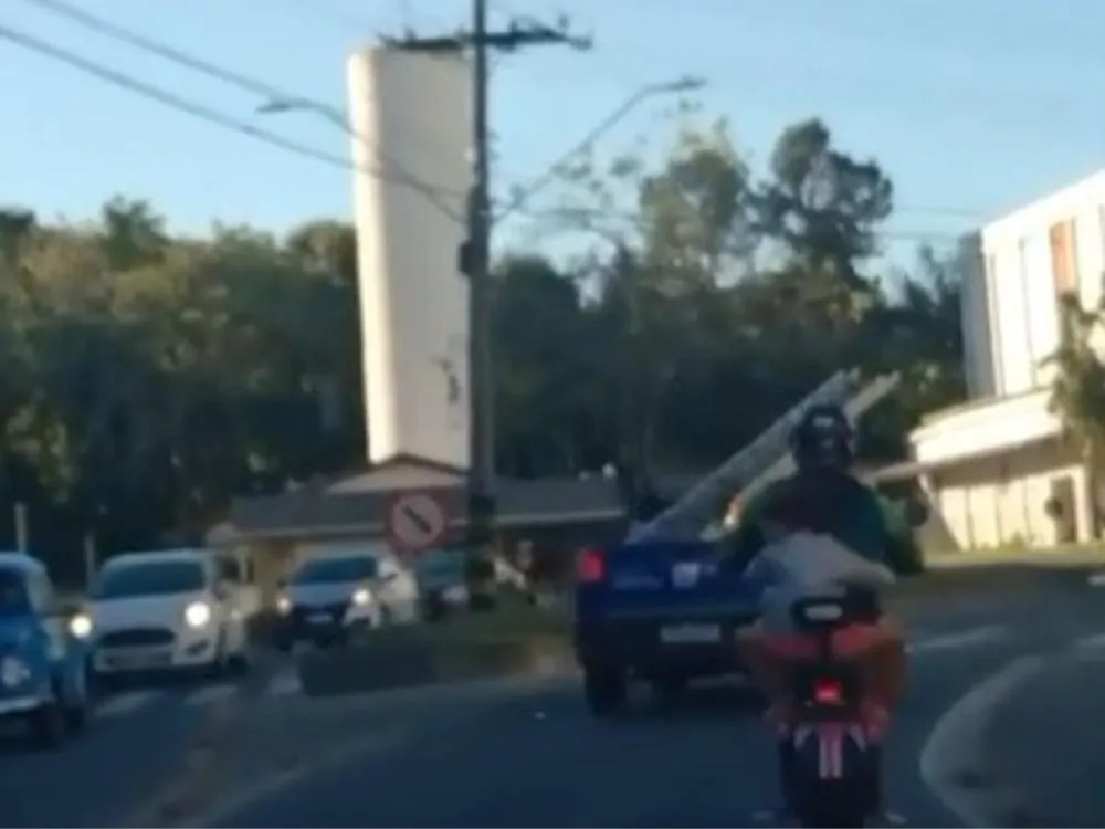 Vídeo: Motorista é flagrado conduzindo moto elétrica com criança sem capacete em Blumenau
