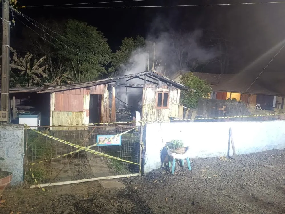 Incêndio destrói casa de madeira na noite desta sexta-feira em Pouso Redondo; imóvel seria alugado neste sábado