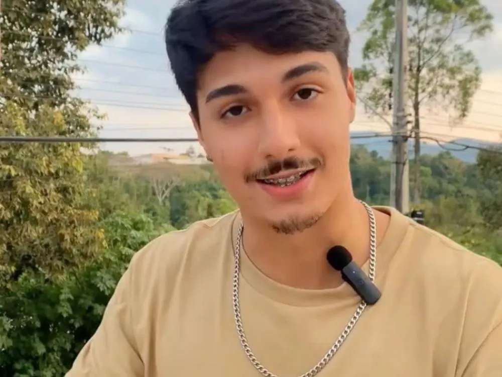 Jovem de Blumenau usa redes sociais para promover inclusão e ensino de Libras a milhares de seguidores; conheça a história de Tony Alves