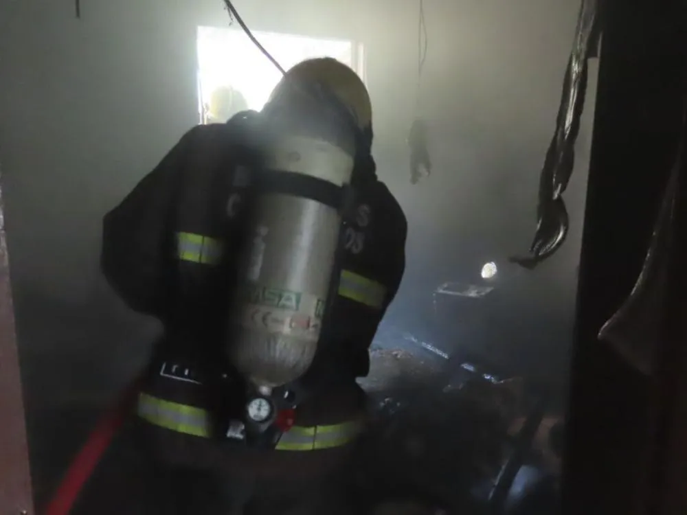 Princípio de incêndio atinge casa no bairro Glória, em Blumenau; morador com deficiência visual é levado ao hospital