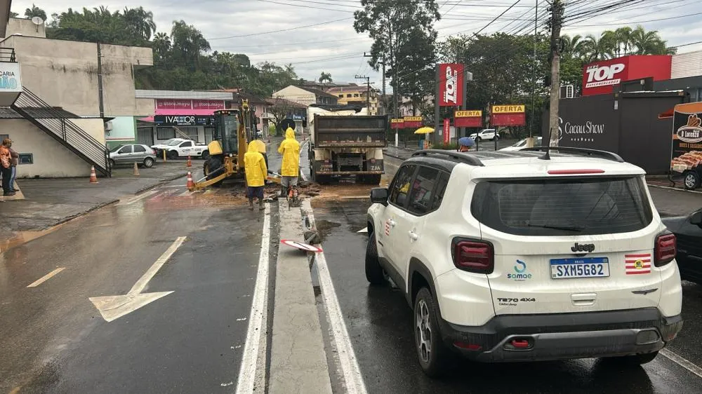 Rompimento de rede afeta abastecimento de água e exige atenção no trânsito no bairro Fortaleza, em Blumenau