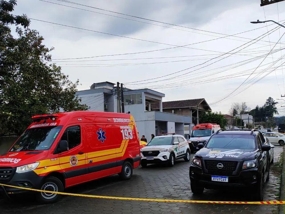 Homem acusado de matar ex-companheira em Gaspar segue foragido; vítima tinha medida protetiva