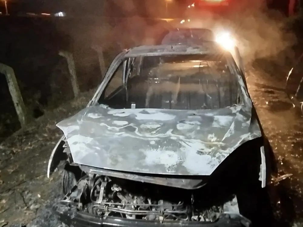 Motorista vê fumaça, abandona carro e veículo explode em seguida em Imbuia