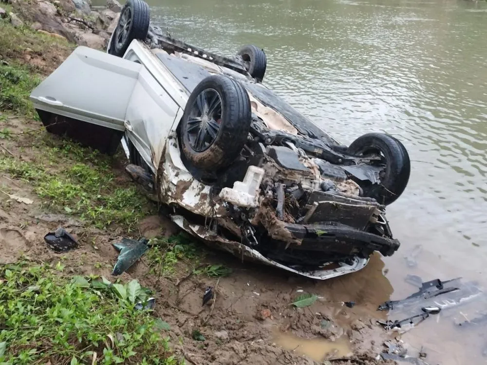 Carro capota após sair da pista e quase cai dentro de rio no Vale do Itajaí 