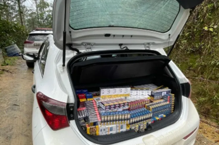 PM apreende mais de 20 mil carteiras de cigarros contrabandeados e prende quatro no Vale do Itajaí