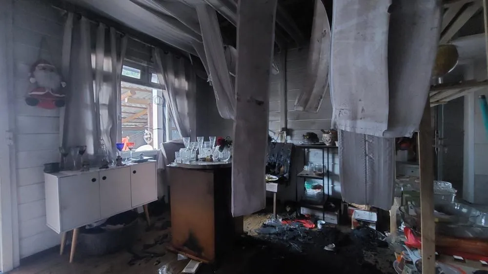 Incêndio atinge residência em Blumenau e moradores usam baldes para conter fogo