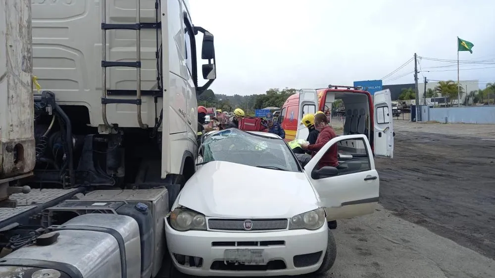 Batida entre carro e carreta deixa motorista ferido na BR-470 em Rio do Sul