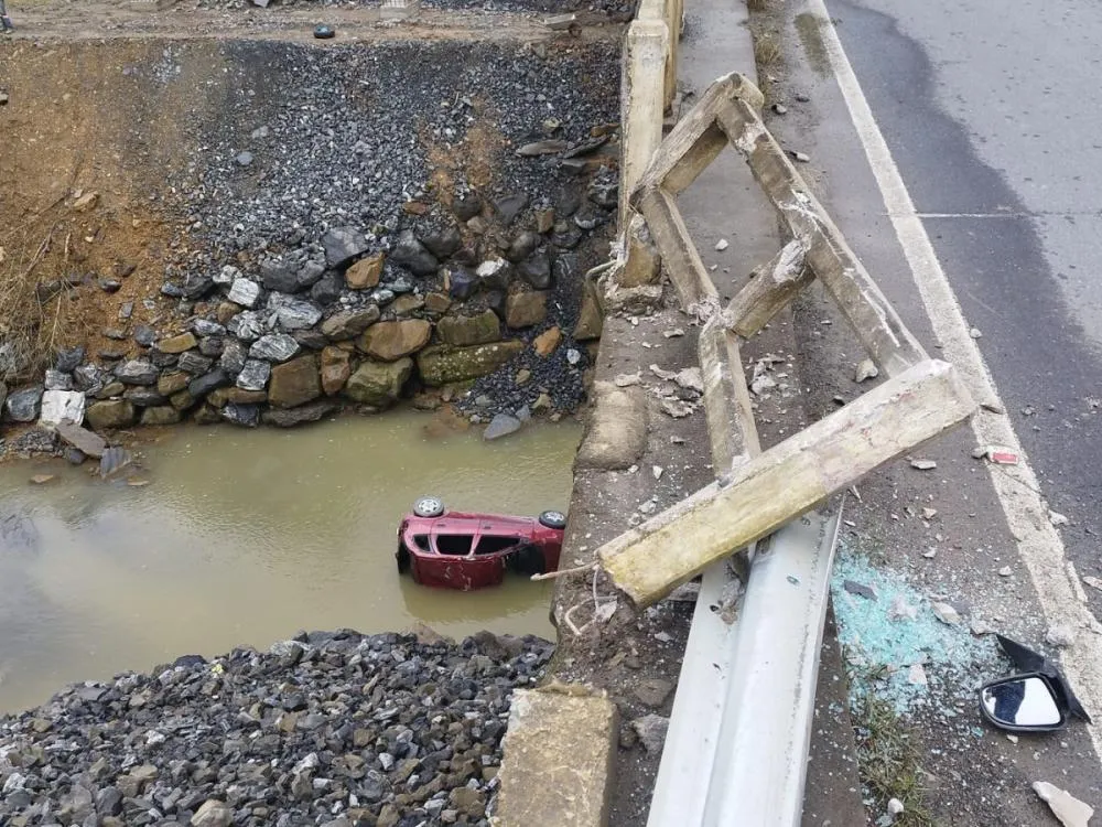 Carro despenca 15 metros em rio no Alto Vale e três pessoas ficam feridas