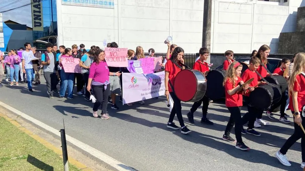Caminhada marca início do mês de conscientização contra a violência doméstica em Indaial; veja as fotos