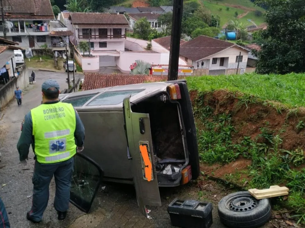 Capotamento em Brusque: homem perde controle do carro e evita tragédia ao jogar contra barranco