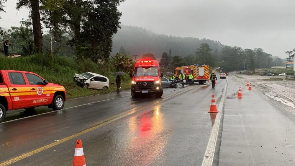 Acidente na BR-470 deixa duas pessoas feridas na manhã desta sexta-feira, no Alto Vale