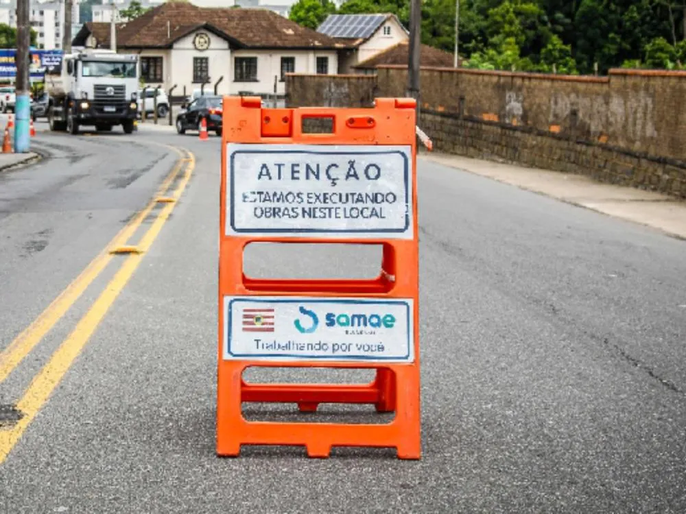 Samae realiza interligação na rede de água no bairro Escola Agrícola, em Blumenau, neste sábado