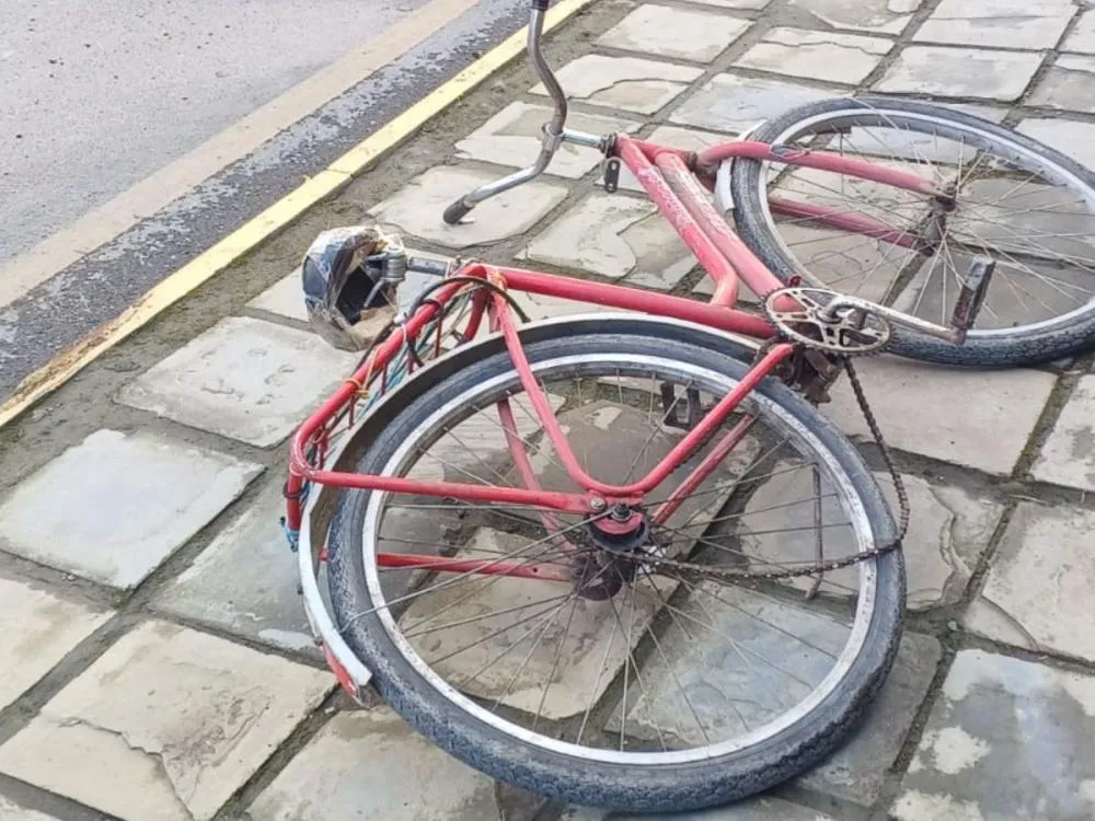 Acidente entre carro e bicicleta deixa ciclista idoso ferido no Alto Vale